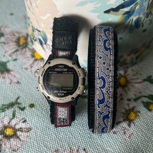Timex unisex Expedition watch. Used in good condition and comes with extra strap